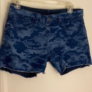 Solid  reversible camo/ navy shorts size: M